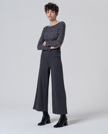 Pantalón amplio con  botones