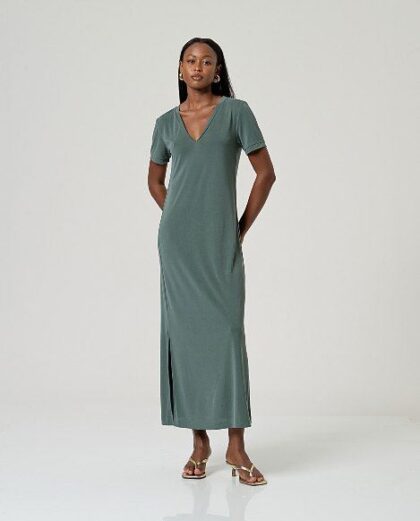 Vestido largo con aberturas y escote pico