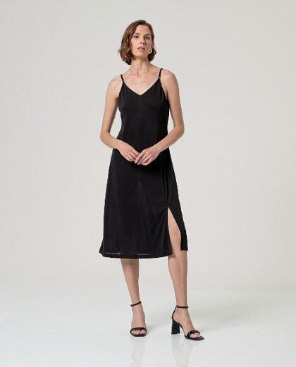 Vestido tirante con abertura